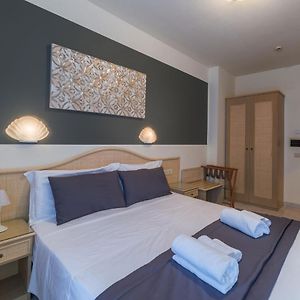 Großes Zimmer mit Kingsize-Bett